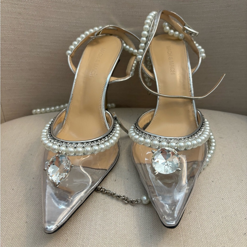 Mint condition. 100% authentic. No box no dust bag. Can fit 7.5 women